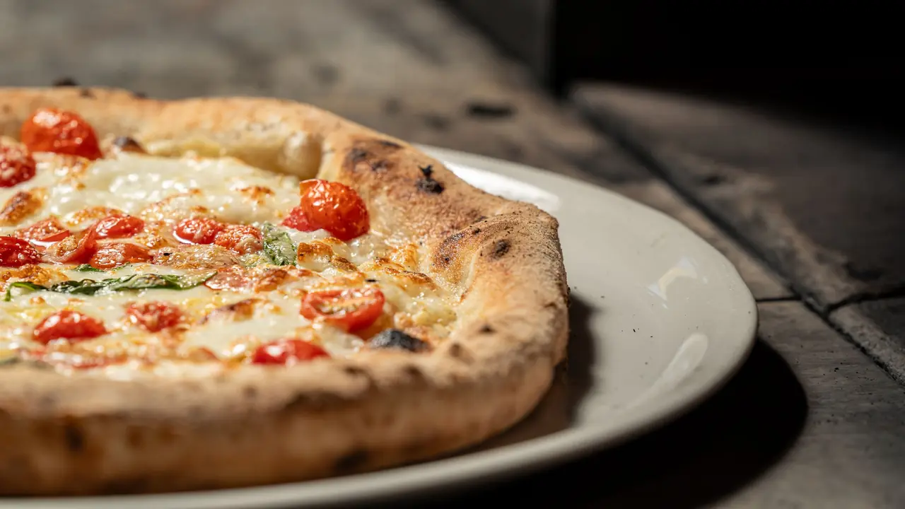 Traditional Marinara pizza with rich garlic and herb tomato sauce